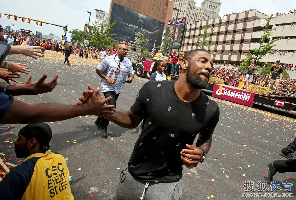 克里夫兰骑士训练开放日，赛前战术微调引欢呼，欧篮联在即，团队化学反应显著的简单介绍