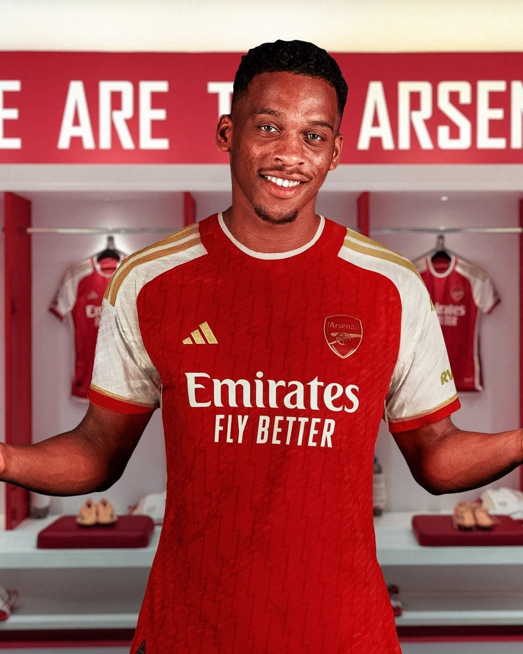 包含阿贾克斯迎中超关键赛，今晨官宣签约，态度坚定，数据趋势出现新变化的词条